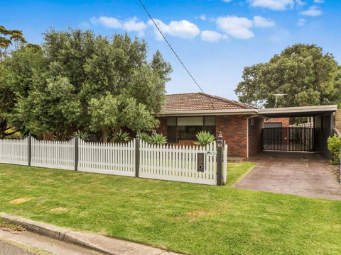 Amaroo By The Bay - Kawana Tourism 1