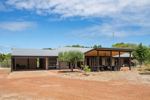 Amaroo - Kawana Tourism 0