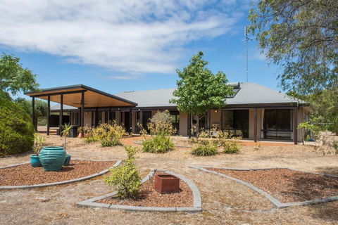 Amaroo - Kawana Tourism 1