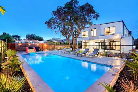 Amazing Backyard - MAX Entertain Beachside Retreat - Kawana Tourism 0