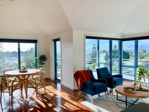 Amazing Beachfront & City Views 2 Bed 2 Bathroom - Kawana Tourism 2