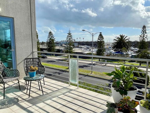 Amazing Beachfront & City Views 2 Bed 2 Bathroom - Kawana Tourism 3