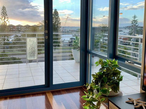 Amazing Beachfront & City Views 2 Bed 2 Bathroom - Kawana Tourism 4