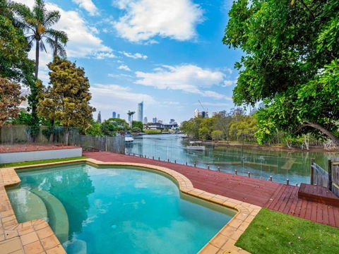 Amazing Broadwater City View Holiday Home With Pool - Kawana Tourism 1