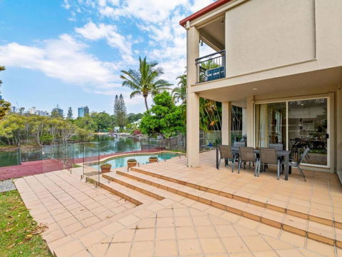 Amazing Broadwater City View Holiday Home With Pool - Kawana Tourism 2
