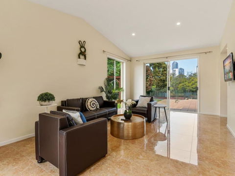 Amazing Broadwater City View Holiday Home With Pool - Kawana Tourism 4