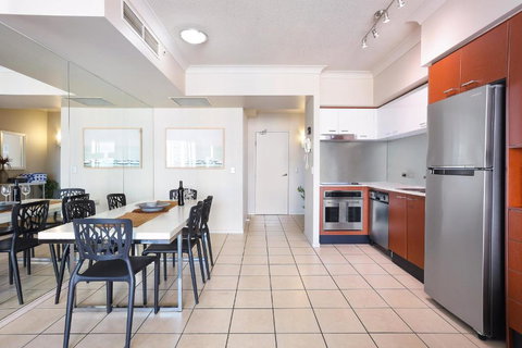 Amazing Chevron Heart Of Surfers Apartment - Kawana Tourism 1
