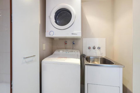Amazing Chevron Heart Of Surfers Apartment - Kawana Tourism 3