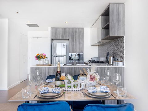 Amazing Cityview Glamourous 2BR Apt W Parkpool - Kawana Tourism 4