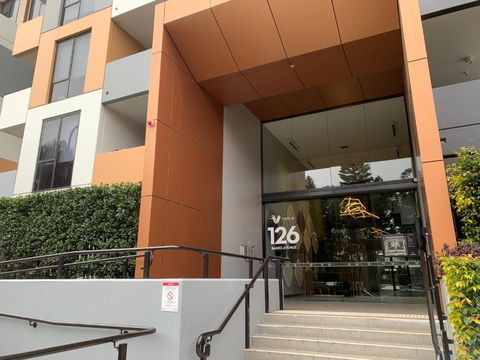 Amazing 1 Bedroom Apt With Large Living & Extra Sleeping Space -up To 5 Ppl Plus Gym Jacuzzi Spa Pool Sauna And Garden With BBQ - Kawana Tourism 3