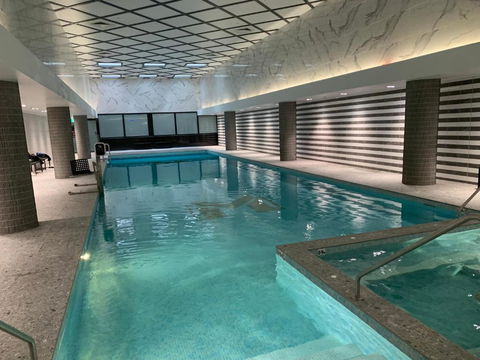 Amazing 1 Bedroom Apt With Large Living & Extra Sleeping Space -up To 5 Ppl Plus Gym Jacuzzi Spa Pool Sauna And Garden With BBQ - Kawana Tourism 2