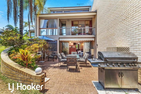 Amazing Waterfront Location - Kawana Tourism 3