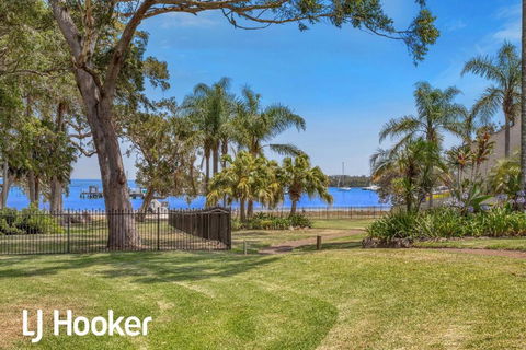 Amazing Waterfront Location - Kawana Tourism 1