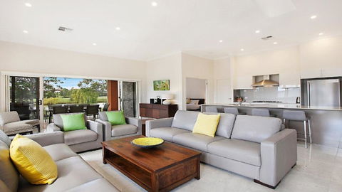 Amber Lakes - The Vintage - Kawana Tourism 1