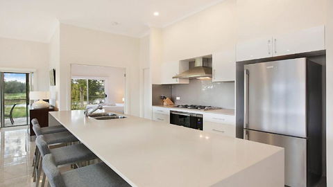 Amber Lakes - The Vintage - Kawana Tourism 4