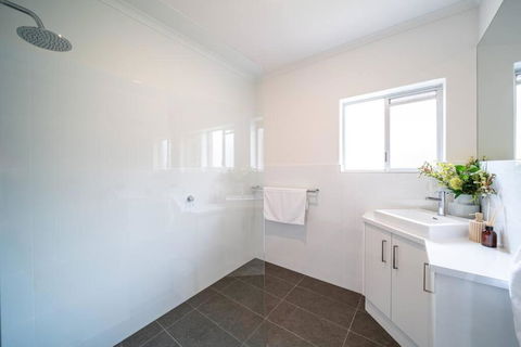 Ambrosia - Designer 3BR WiFi - Kawana Tourism 1