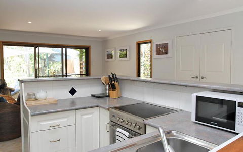 AMITY BEACH BUNGALOW - Kawana Tourism 3