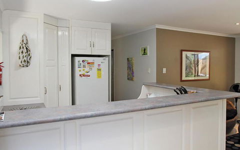 AMITY BEACH BUNGALOW - Kawana Tourism 4
