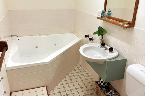 Amity Jigsaw House - Kawana Tourism 1