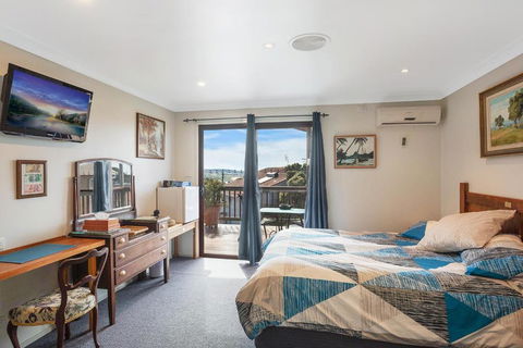 Anchors Aweigh - Adult & Guests Only - Kawana Tourism 4