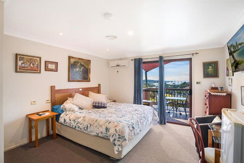 Anchors Aweigh - Adult & Guests Only - Kawana Tourism 1
