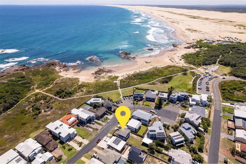 Anna Bay Beach Shack 44 Ocean Avenue Fantastic 2 Storey House With Spectacular Views - Kawana Tourism 0