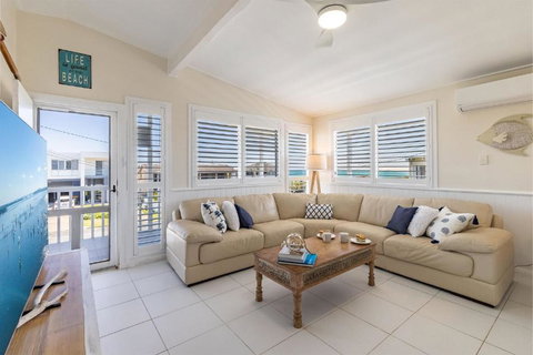 Anna Bay Beach Shack 44 Ocean Avenue Fantastic 2 Storey House With Spectacular Views - Kawana Tourism 4