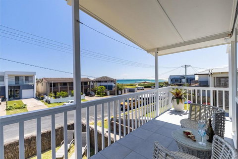 Anna Bay Beach Shack 44 Ocean Avenue Fantastic 2 Storey House With Spectacular Views - Kawana Tourism 2
