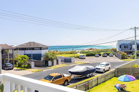 Anna Bay Beach Shack 44 Ocean Avenue Fantastic 2 Storey House With Spectacular Views - Kawana Tourism 1