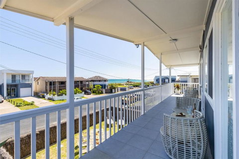 Anna Bay Beach Shack 44 Ocean Avenue Fantastic 2 Storey House With Spectacular Views - Kawana Tourism 3
