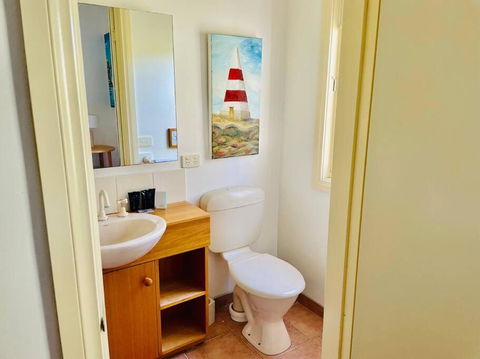 Artist Apartment Between Beach And Main - Kawana Tourism 4