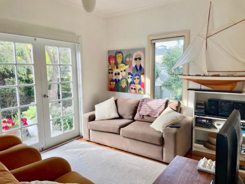 Artist Apartment Between Beach And Main - Kawana Tourism 0