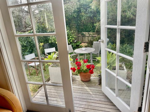 Artist Apartment Between Beach And Main - Kawana Tourism 1