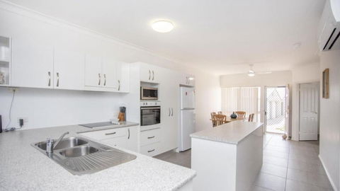 Apartment 19 - The Meridian - Kawana Tourism 4