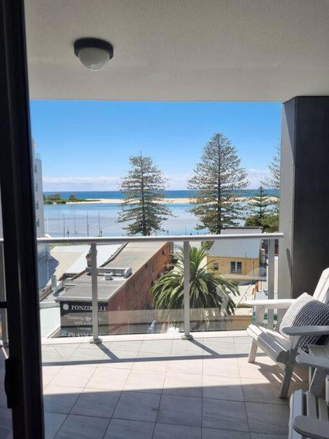 Apartment At The Entrance - Kawana Tourism 0