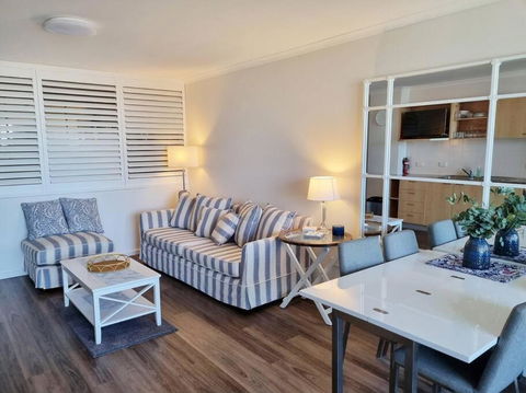 Apartment At The Entrance - Kawana Tourism 1