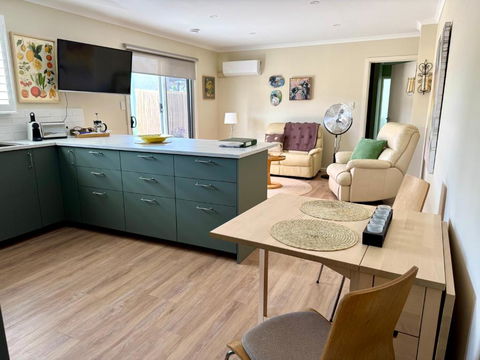 Apartment On Centenary - Kawana Tourism 1