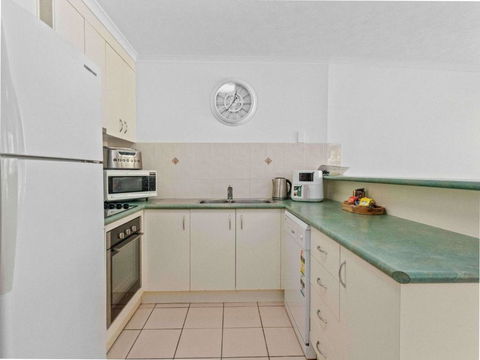 Apartment On The Esplanade - Kawana Tourism 4