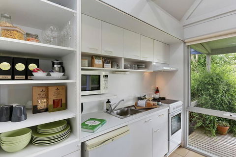 Apollo Bay Beach Bungalow - Couples Retreat - Kawana Tourism 4