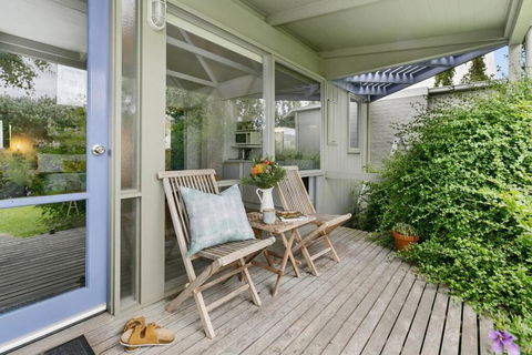 Apollo Bay Beach Bungalow - Couples Retreat - Kawana Tourism 0