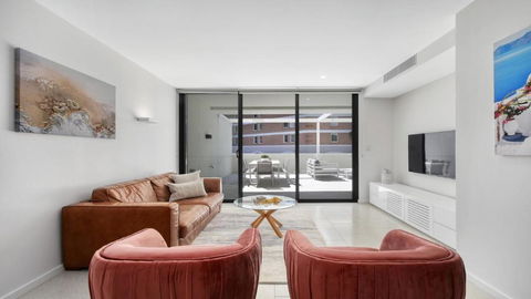 Apollo Short Walk To Beach Accom Holidays - Kawana Tourism 1