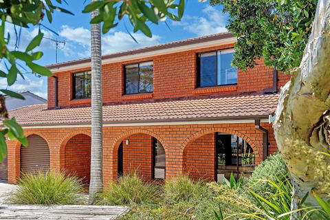 Arches By The Sea, Vincentia - Kawana Tourism 1