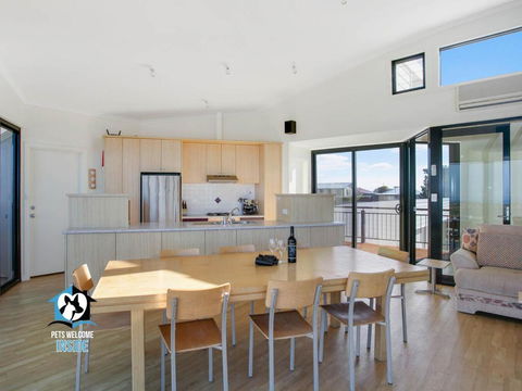Architect Designed Beach House With Sweeping Views - Kawana Tourism 4