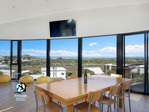Architect Designed Beach House With Sweeping Views - Kawana Tourism 3