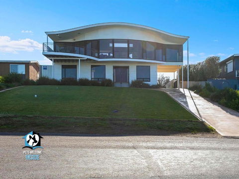 Architect Designed Beach House With Sweeping Views - Kawana Tourism 0