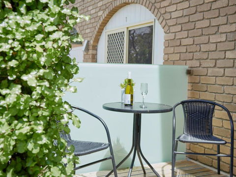 Arlingtons Holiday Accommodation - Kawana Tourism 0