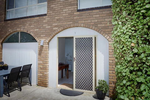 Arlingtons Holiday Accommodation - Kawana Tourism 2