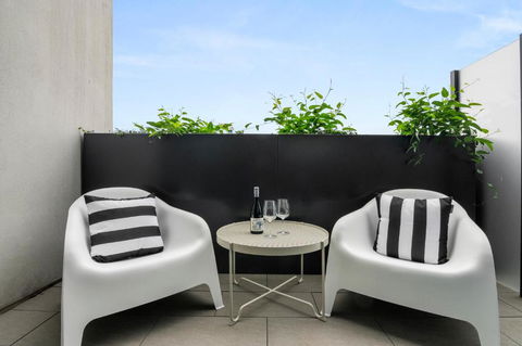 Art Deco - Collingwood Hideaway - Kawana Tourism 2