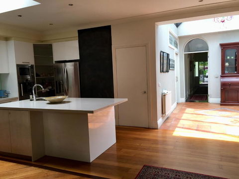 Art House On The Park - Kawana Tourism 3
