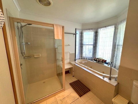 Artee House - A Bright Escape - Kawana Tourism 4